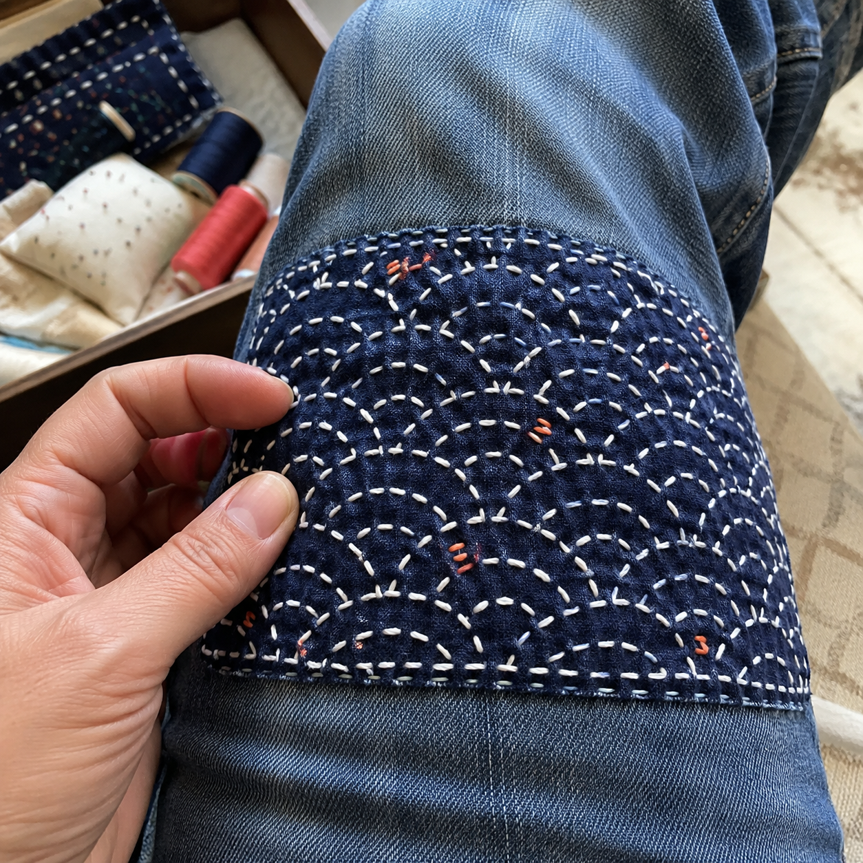 Trabalho de aluna: detalhe de bordado em calça jeans